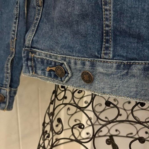 Lucky Brand Distressed Denim Jean Jacket Size M, Tomboy Trucker Style 99% Cotton - Picture 5 of 8